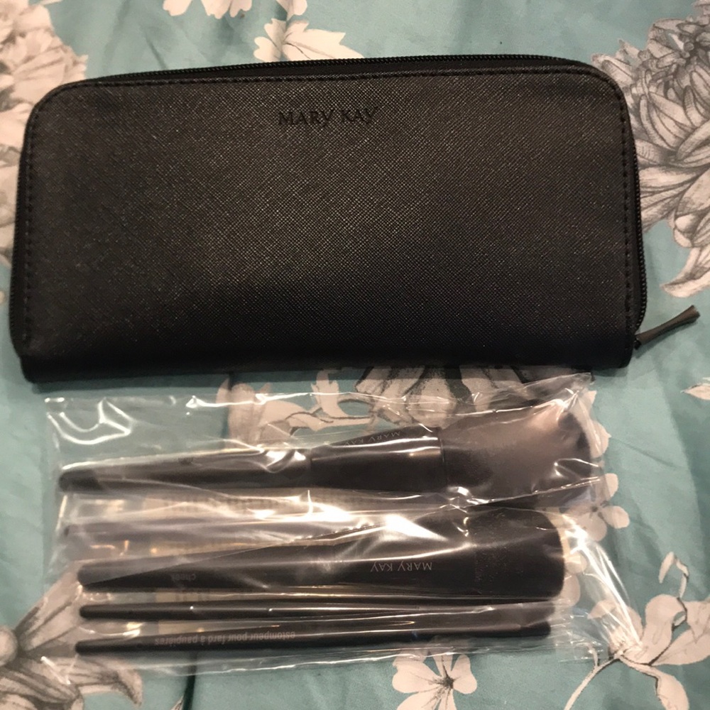 Mary Kay Essential Brush Collection NEW! M126